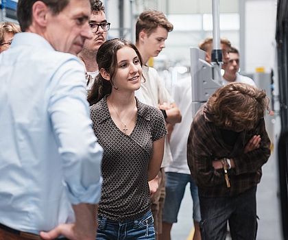 Ein Mädchen hört der Führung zu