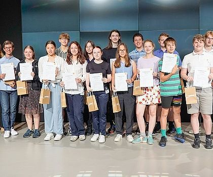 Es sind alle Teilnehmende mit ihren Zertifikaten zu sehen sowie alle Beteiligten aus Unternehmen, Verband und Politik. 