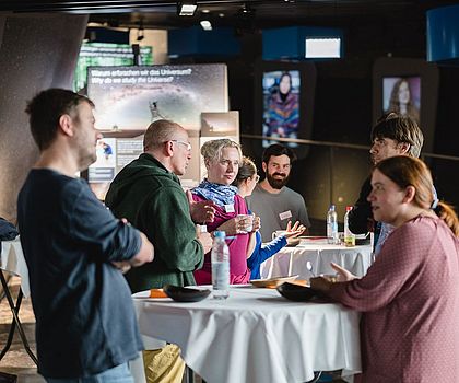 Foto von Lehrkräften im Austausch in ESO Visitorcenter