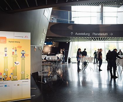Foto von ESO Infocenter und Roll-up Poster Digitale Bildung