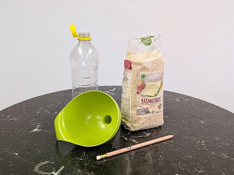 Material Experiment des Monats: Eier färben (Flasche, Trichter, Reis, Stift)