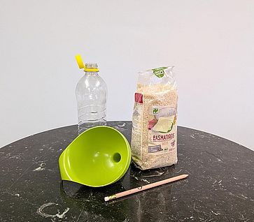 Material Experiment des Monats: Eier färben (Flasche, Trichter, Reis, Stift)
