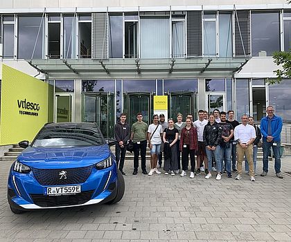 Gruppenbild mit blauem Audi