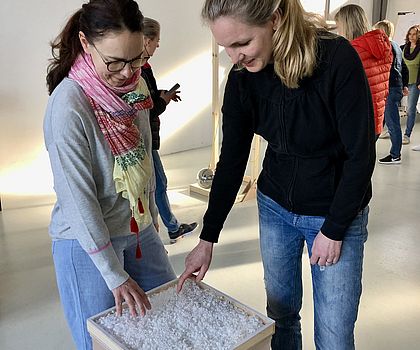 Styroporkügelchen bewegen sich durch Reibung