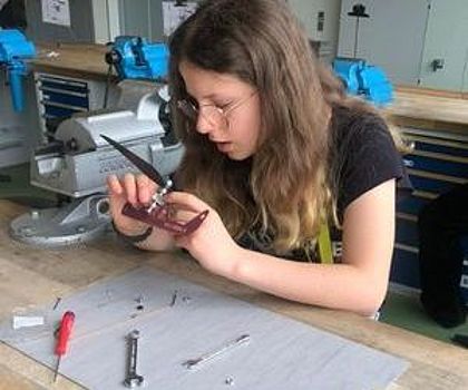 Ein Mädchen arbeitet an ihrem Werkstück 