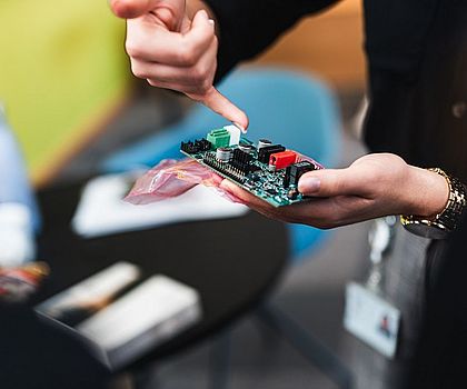 Nahaufnahme einer Platine mit Mikrocontrollern