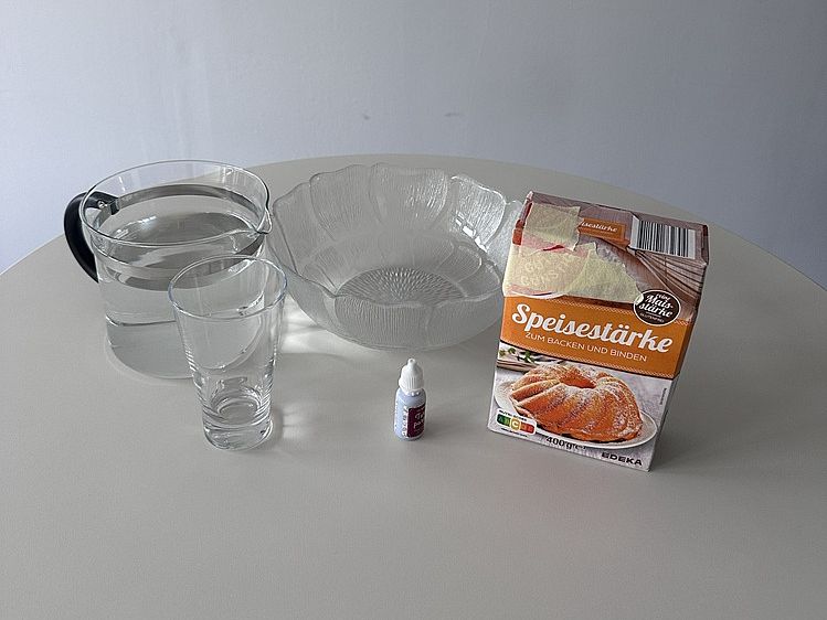 Material (Speisestärke, Wasser, Schüssel, löffel, Lebensmittelfarbe)