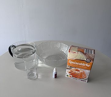 Material (Speisestärke, Wasser, Schüssel, löffel, Lebensmittelfarbe)