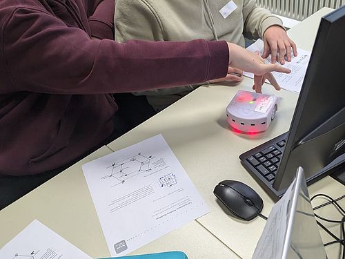 Thymioroboter wird von Schülern getestet
