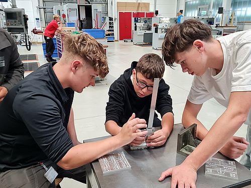 Hightech live! bei WAREMA Renkhoff SE Es sind drei Jungen zu sehen wobei einer davon an einem Winkelmesser arbeitet.