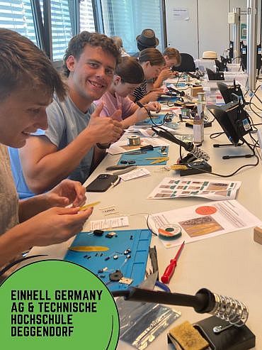 Titelbild Reel, Jugendliche sitzen am Tisch und löten
