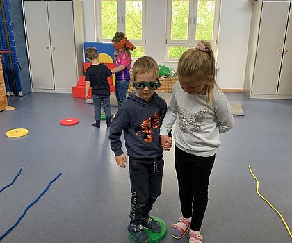 Auf dem Foto sind Kinder zu sehen, die mit Hilfe einer Simulationsbrille Farben wahrnehmen können.