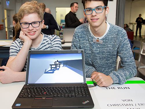 zwei Jugendliche zeigen ein Spiele-Programm