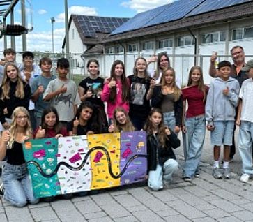 Begeisterung für Future Skills: Eine Schulklasse zu Besuch beim LEW Technologiezentrum in Königsbrunn im Rahmen des Projekts „code your way“.  
