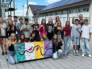 Begeisterung für Future Skills: Eine Schulklasse zu Besuch beim LEW Technologiezentrum in Königsbrunn im Rahmen des Projekts „code your way“.  