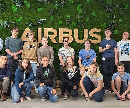 Gruppenbild Campteilnehmende bei Airbus