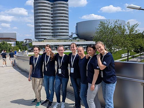 Forscherinnen-Camp bei BMW Group Gruppenbild der Teilnehmerinnen vor dem Hauptgebäude der BMW Group