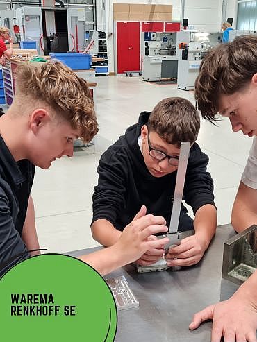 Titelbild_Reel_Hightech live!_Warema Titelbild Reel, 3 Jungen messen mit einem Messschieber