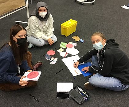 Design Thinking: Teilnehmerinnen beim Brainstormen