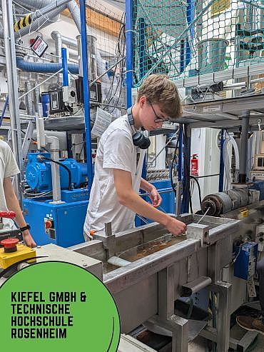 Titelbild_Reel_Technik-trifft-Umwelt-Camp_Rosenheim Titelbild Reel, Junge steht am Extruder