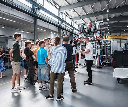 Ein Grupep von Jugendlichen bei der Werksführung