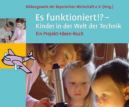 Auf dem Foto ist das Buch-Cover zu sehen, mit dem Titel: Es funktioniert?!- Kinder in der Welt der Technik. Ein Projekt-Ideen-Buch. Das Titelbild zeigt ein Kind, das in ein Mikroskop schaut und zwei andere Kinder, die auf das zu beobachtende Objekt schauen.