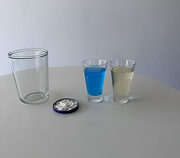 Tabletten, 3 Gläser mit Öl, Farbe, Wasser