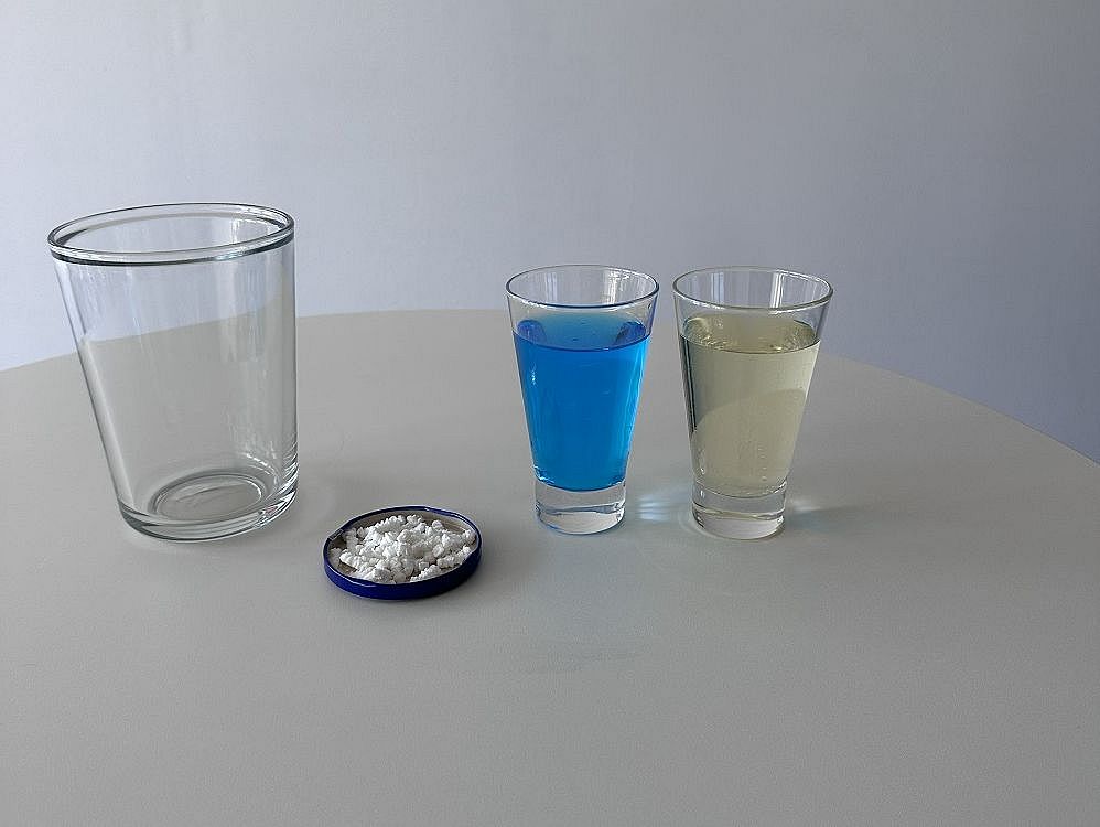 Tabletten, 3 Gläser mit Öl, Farbe, Wasser