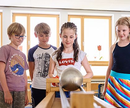 Schulkinder forschen mit der MINIPHÄNOMENTA (c) Florian Freund