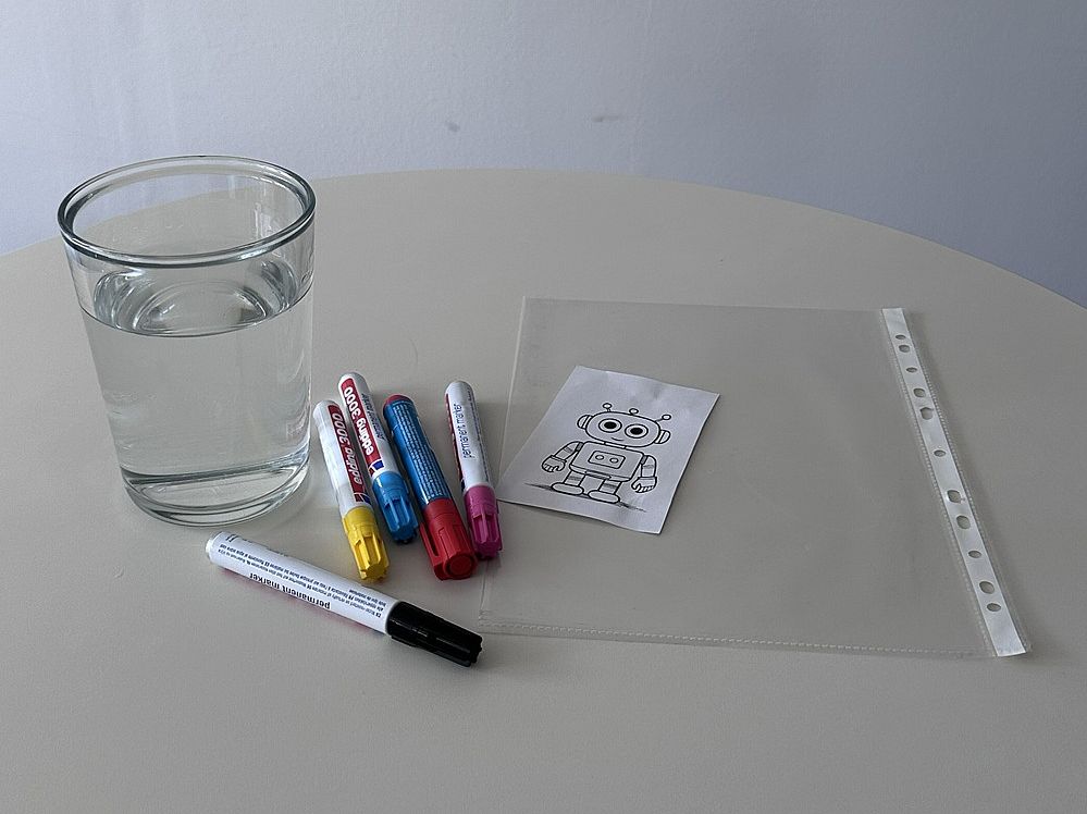 Material Experiment des Monats: Farbzauberei (Glas mit Wasser, Folie, Stifte, Bild)