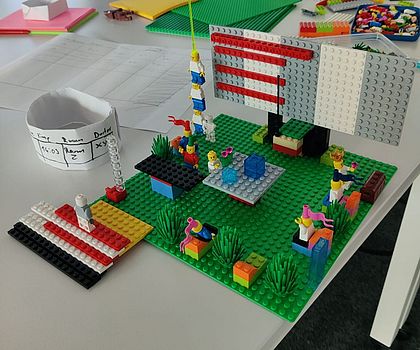Man sieht ein LEGO Bauset mit welchem eine Situation im Krankenhaus nachgestellt wurde. 