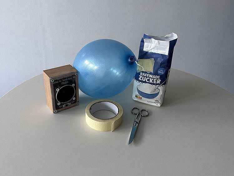 Material Experiment des Monats: Sichtbare Schallwellen (Lautsprecher, Luftballon, Schere, Klebeband, Zucker)