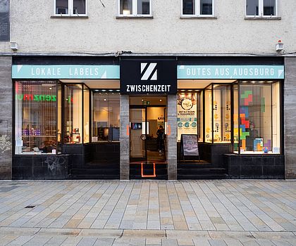 Schaufenster eines Ladens namens "ZWISCHENZEIT" 