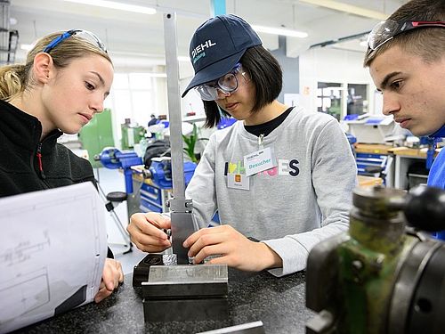 Mädchen für Technik-Camp bei Diehl Ausbildungs- und Qualifizierungs-GmbH Diehl