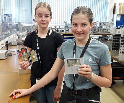 zwei Mädchen zeigen stolz Ihr selbstgemachtes Werkstück 