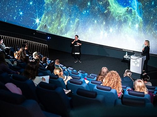 Impulsvortrag mit anschließender Diskussionsrunde auf der Tagung der Frühen MINT-Bildung in der ESO Supernova in Garching Tagung in der ESO Supernova