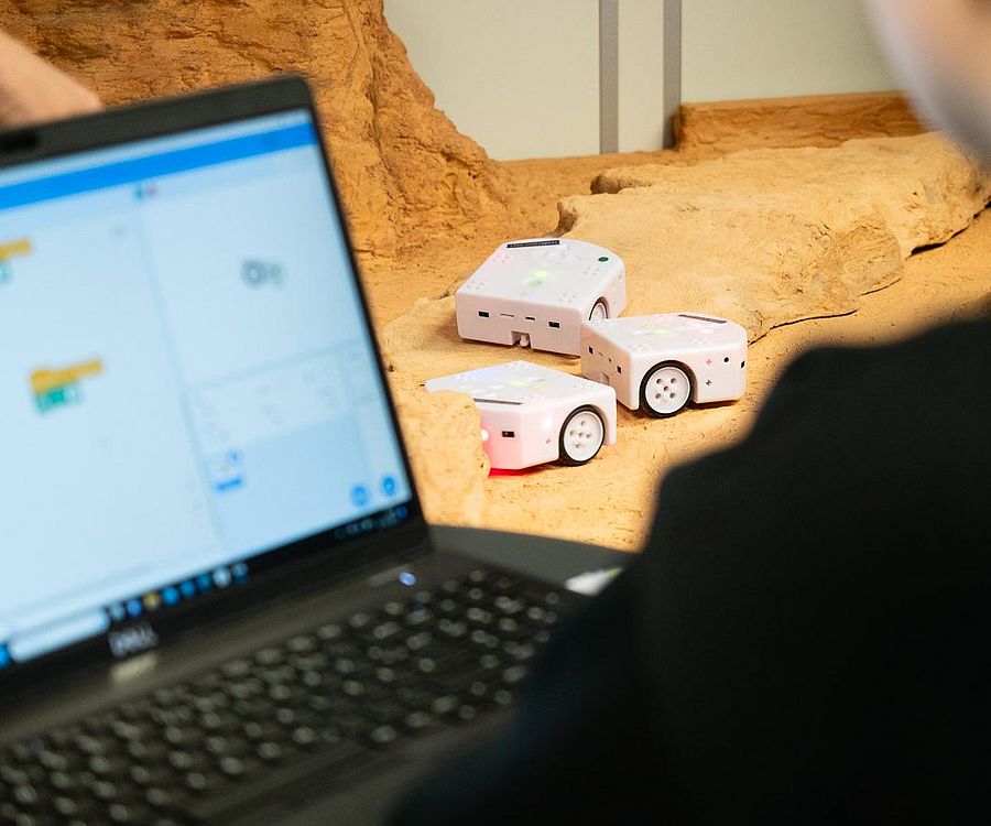 code your way outdoors: micro:bit compass adventures |... Was bietet code your way - basic? - Technik - Zukunft in Bayern