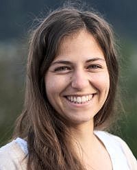 Campbetreuerin Christina Roser (Frau mit langem braunen Haar und weißem Oberteil)