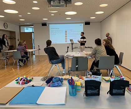 das Foto zeigt einen Seminarraum mit einem Vortragenden und Teilnehmern