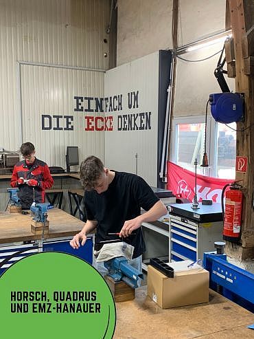 Titelbild_Reel_Hightech live!_Schwandorf Titelbild Reel, 2 Jungs stehen jeweils an einen Schraubstock und schneiden per Hand ein Gewinde
