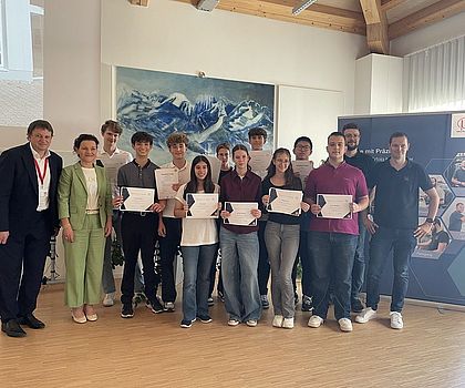 Gruppenbild mit Teilnehmenden, Ausbildern und Förderern bei der Abschlussveranstaltung