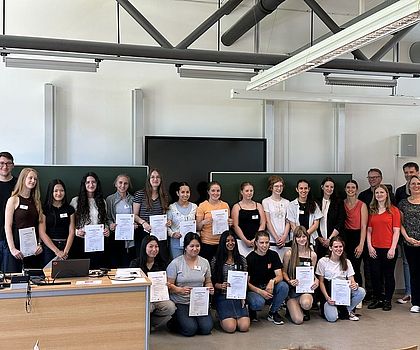 Gruppenbild mit Campteilnehmerinnen und Kooperationspartnern des Forscherinnen-Camps in Regensburg