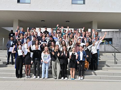 Gruppenfoto von Jugendlichen und Erwachsenen