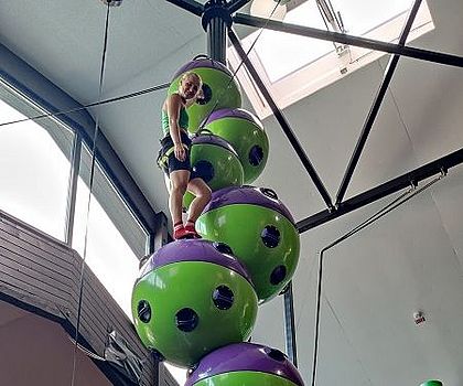 Ein Mädchen klettert einen Turm hoch