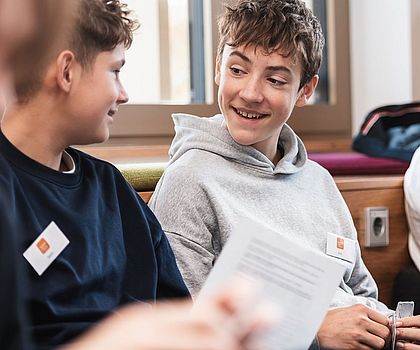 2 Jungen unterhalten sich miteinander. 