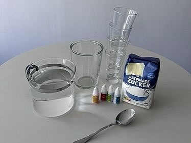 Material Experiment des Monats:: Regenbogen im Glas (Farbe, Gläser, Wasser, Löffel, Zucker)