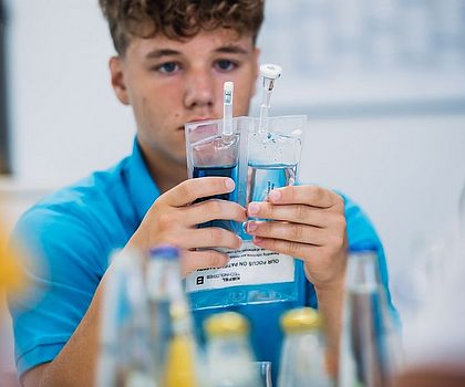 Ein Junge schaut sich eine Plastikverpackung genau an