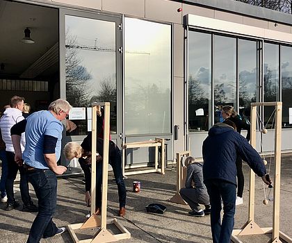 Lehrkräfte lasieren die gebauten Projekte