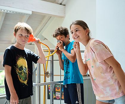 Schulkinder an einer Experimentierstation
