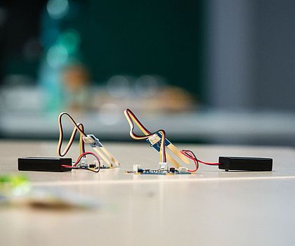 Zwei Calliope mini auf einem Tisch